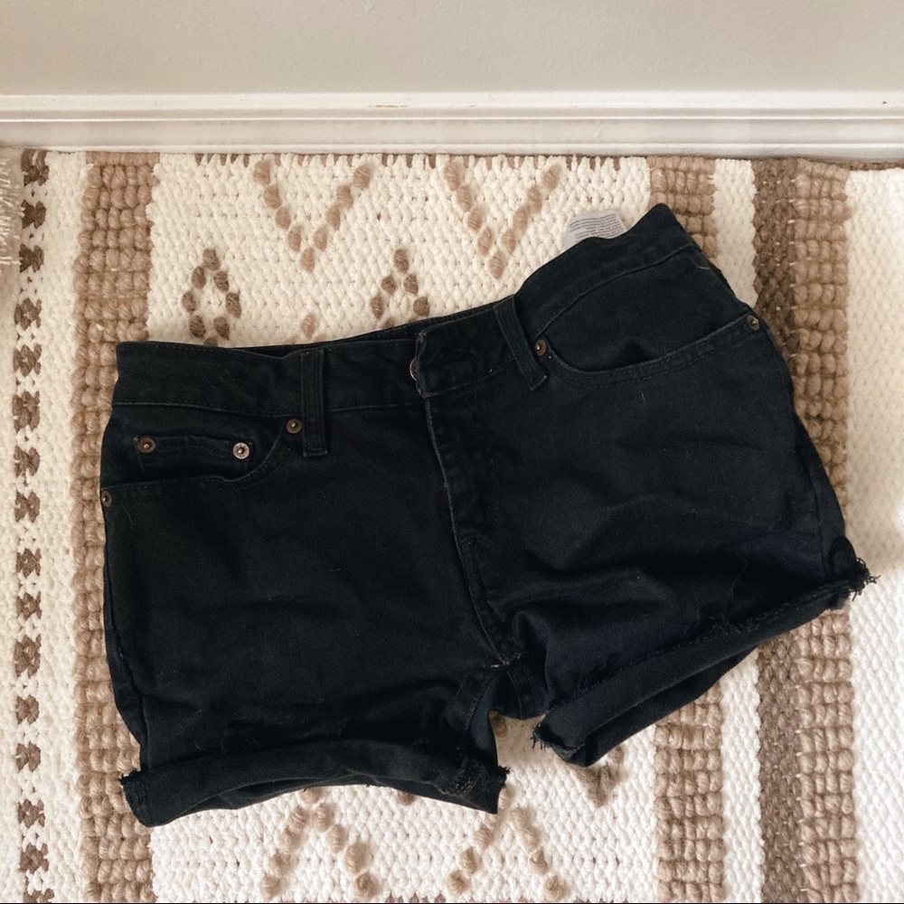 Black Levi’s shorts
